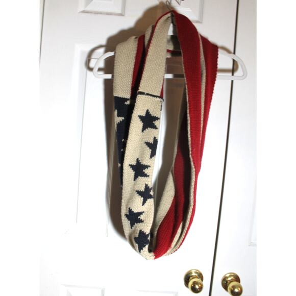 David & Young Soft Acrylic US Flag Infinity Scarf - Picture 2 of 3